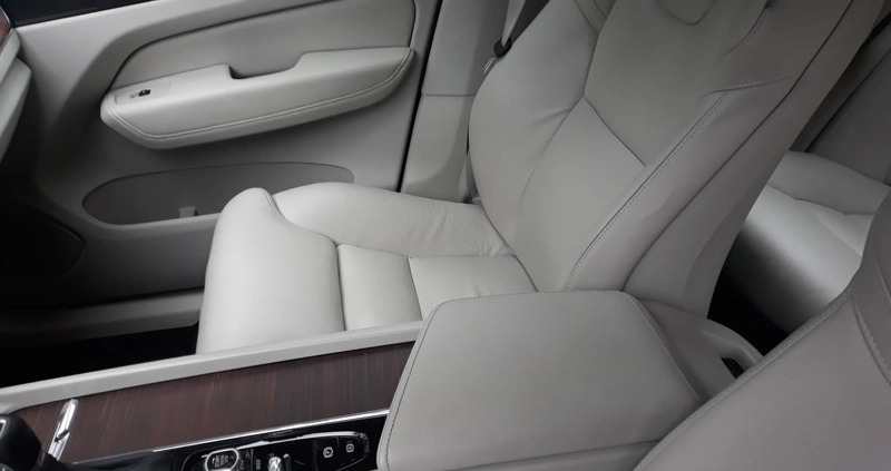 Volvo XC 60 cena 149990 przebieg: 79600, rok produkcji 2018 z Radzymin małe 497